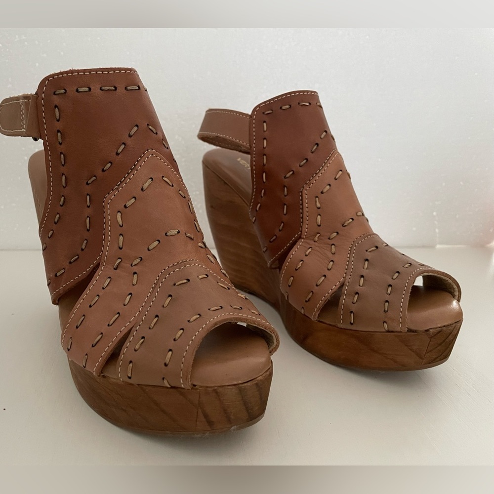 Very volatile Los Angeles women platform wooden wedges size 5.5